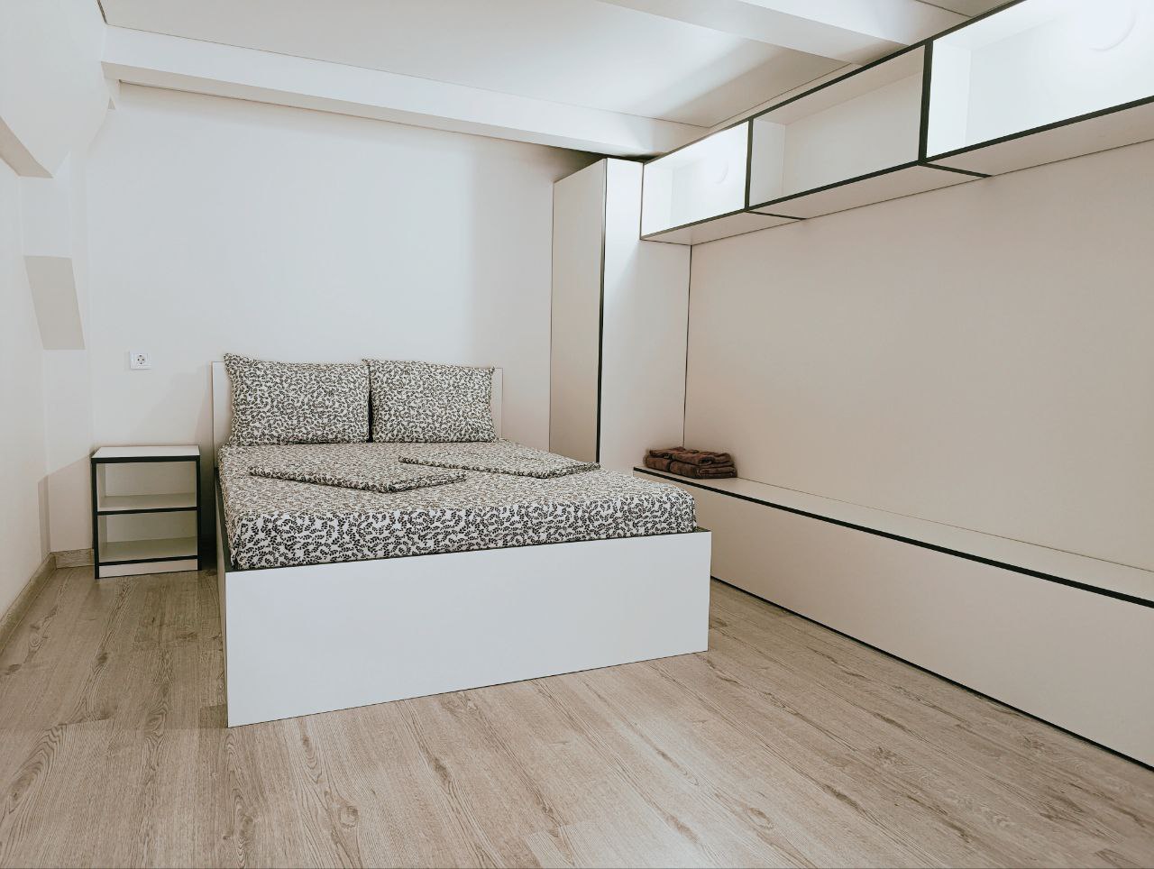 Спальня на втором уровне апартаментов ЛАЙМ в Казани