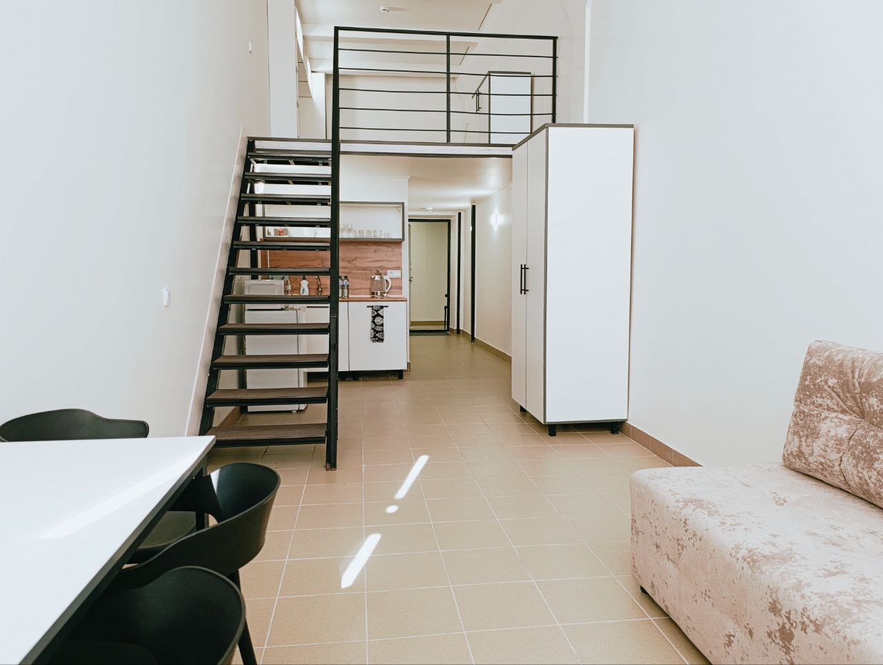 Гостиная зона апартаментов ЛАЙМ в центре Казани