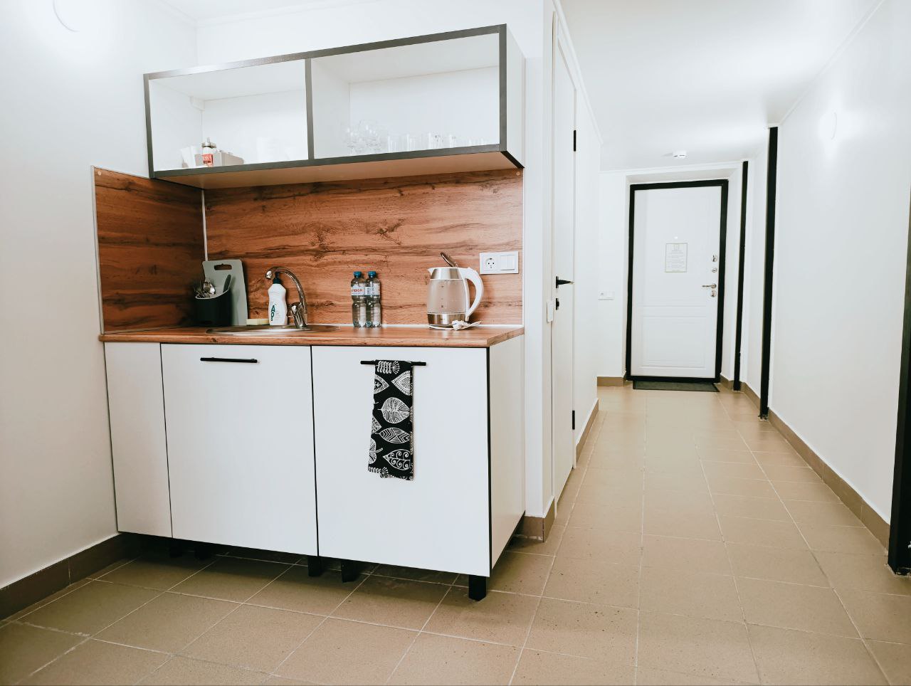 Кухня: холодильник, СВЧ, чайник и посуда