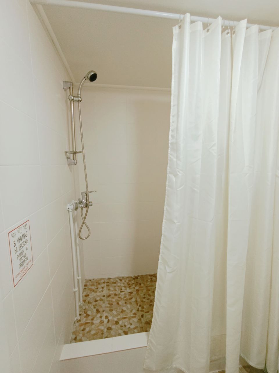 Душевая зона в апартаментах ЛАЙМ