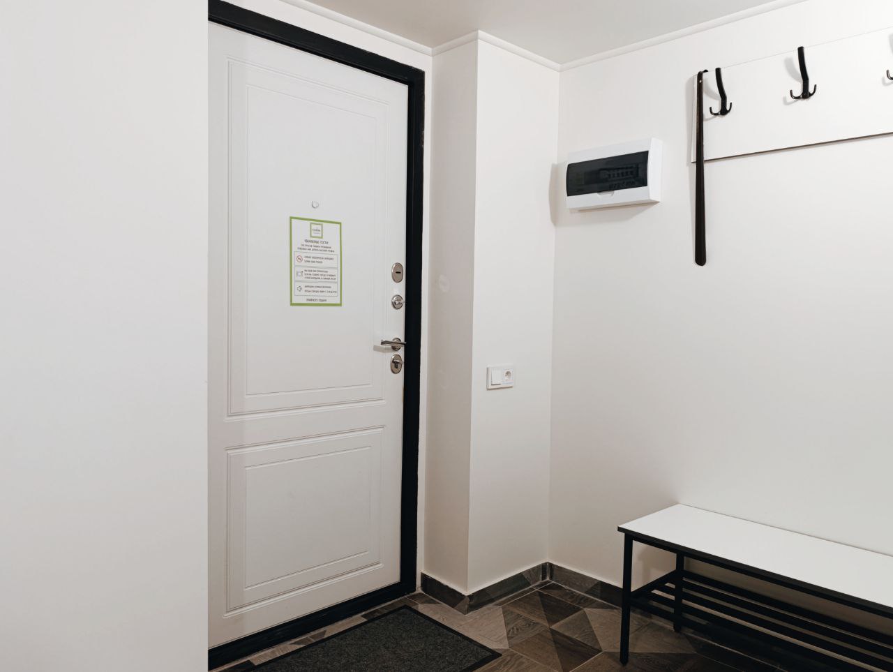 Прихожая в апартаментах ЛАЙМ